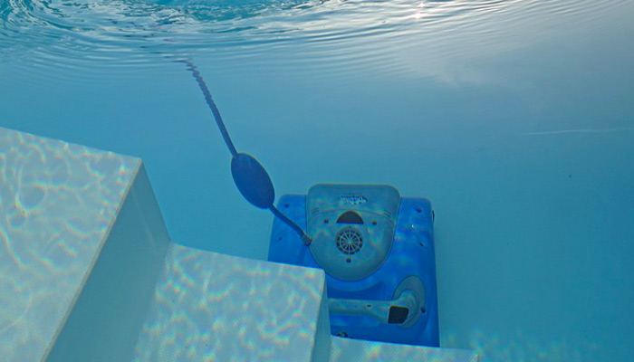 Guide Comparatif robot piscine : électrique, aspiration ou pression ?
